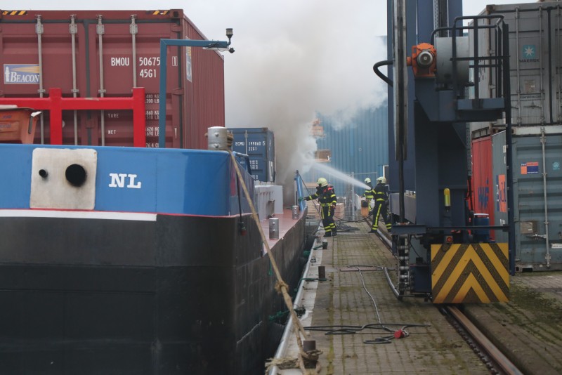Veel rook bij brand achterop containerschip in Waalwijk