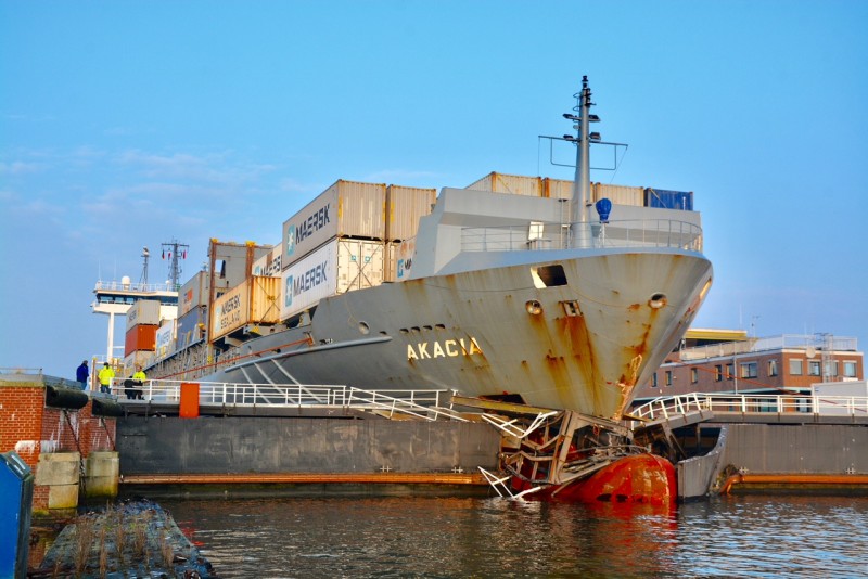 Containerschip ramt sluisdeur Kielerkanaal