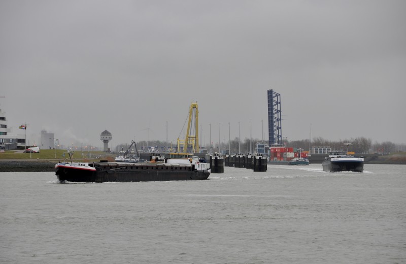 RWS weert binnenvaart uit Westsluis Terneuzen