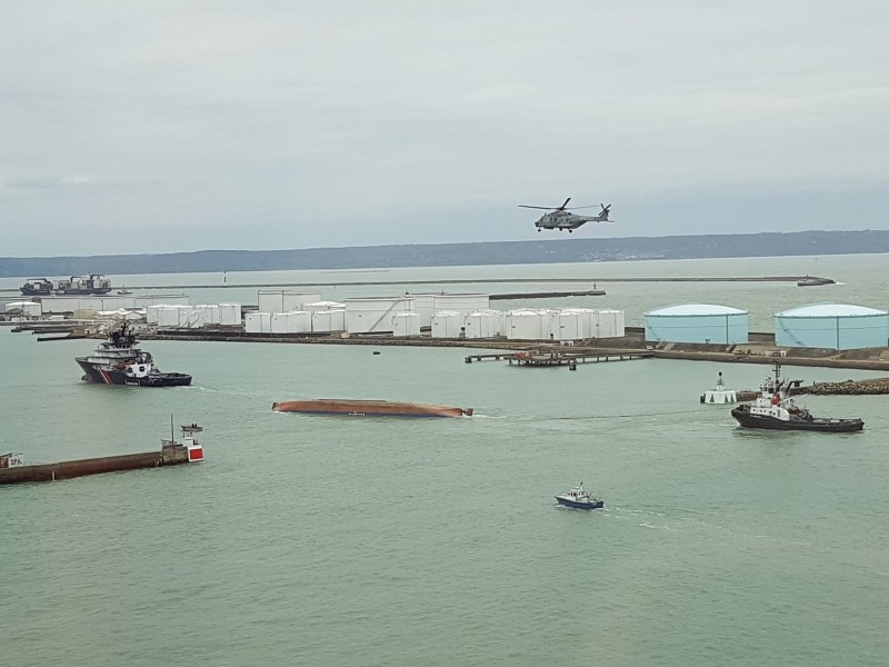 Gekapseisde Britannica Hav naar Le Havre gesleept (video)