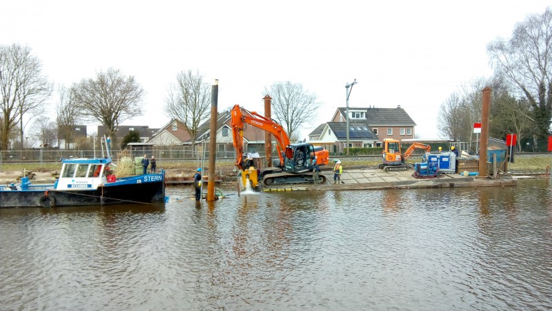 Bouwponton zinkt in kanaal Almelo-De Haandrik