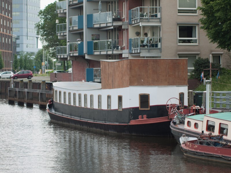 'Wanstaltig' verbouwd woonschip weg uit Zwolse binnenstad