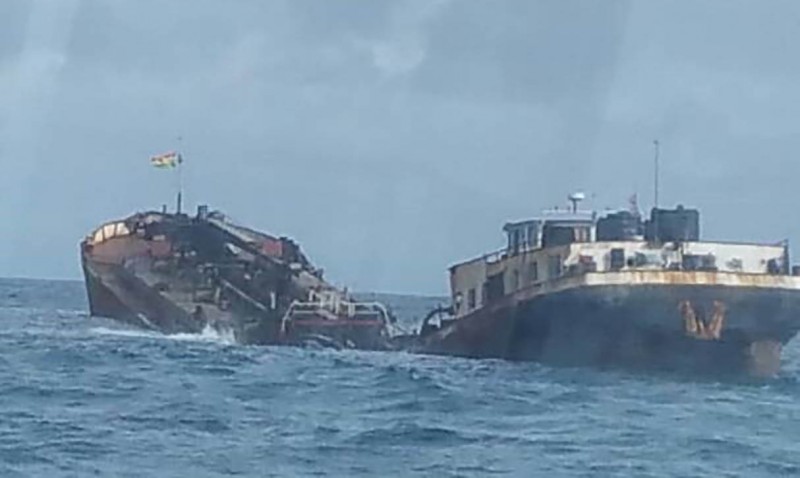 Voormalige Nederlandse tanker breekt voor de kust van Ghana