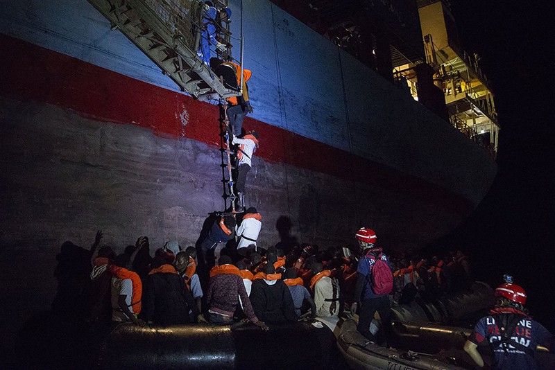 Containerschip Maersk speelbal in migrantencrisis