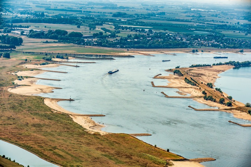 Laagwater in Nederland, augustus 2018. Scheepvaart is mogelijk, maar kampt met veel beperkingen, zoals door de ‘harde laag’ bij Nijmegen. (Foto Rijkswaterstaat)