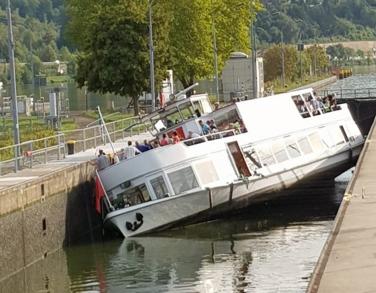 Rondvaartboot blijft hangen in sluis Trier