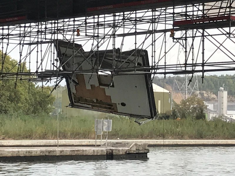 Gevaarlijke steiger onder brug Lixhe weggehaald
