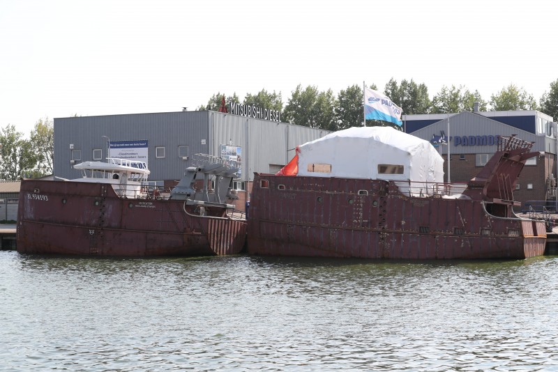 Twee Franse trawlercasco's in afbouwfase  bij Padmos