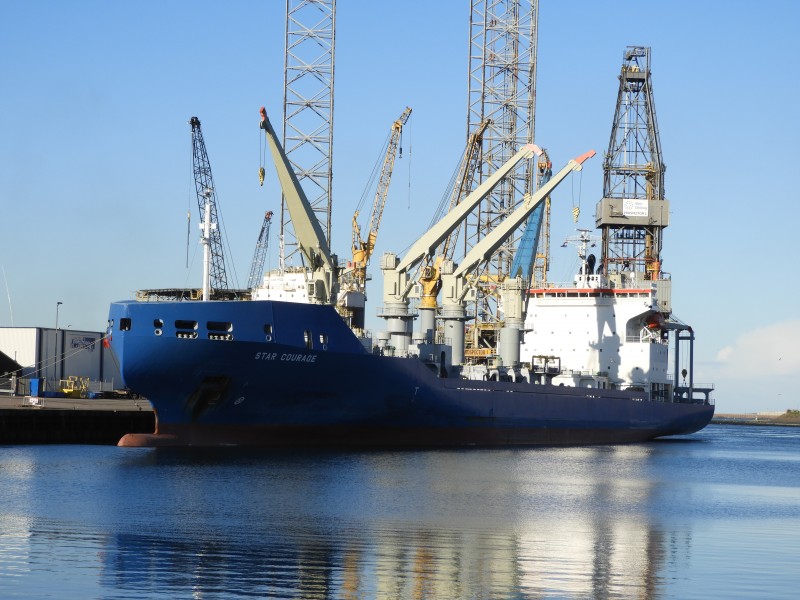 Grootste koelschip lost in IJmuiden