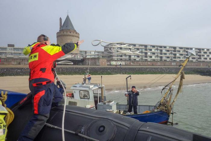 KNRM sleept vissersscheepje van strand Vlissingen