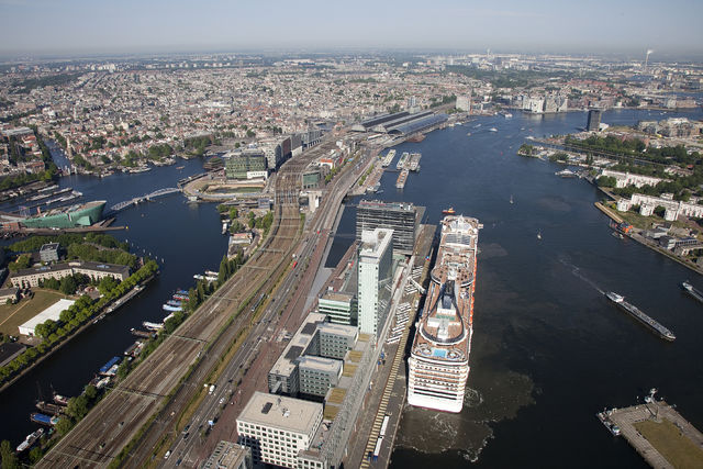 Amsterdam herziet plannen IJ-sprong