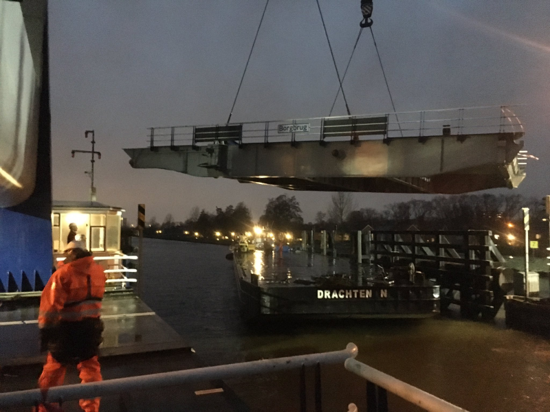 Brugdek aangevaren Borgbrug in Groningen verwijderd