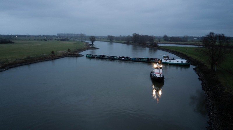 Tanker ook in de nacht nog dwars in IJssel