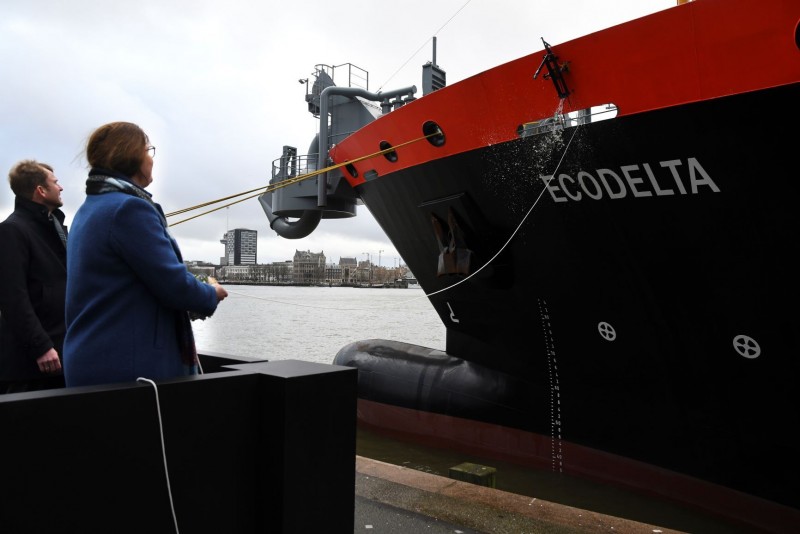 Eerste Nederlandse sleephopperzuiger op LNG baggert in Rotterdamse haven