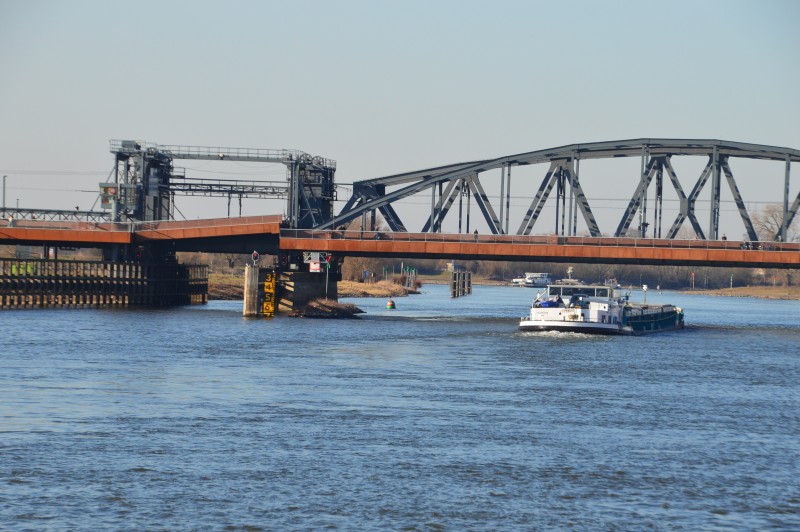 Stadsbrug Zutphen hangt in storing