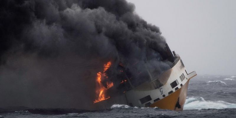 Grimaldi con-ro schip zinkt brandend in Golf van Biskaje