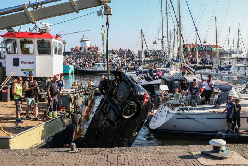 Auto rolt Urker haven in