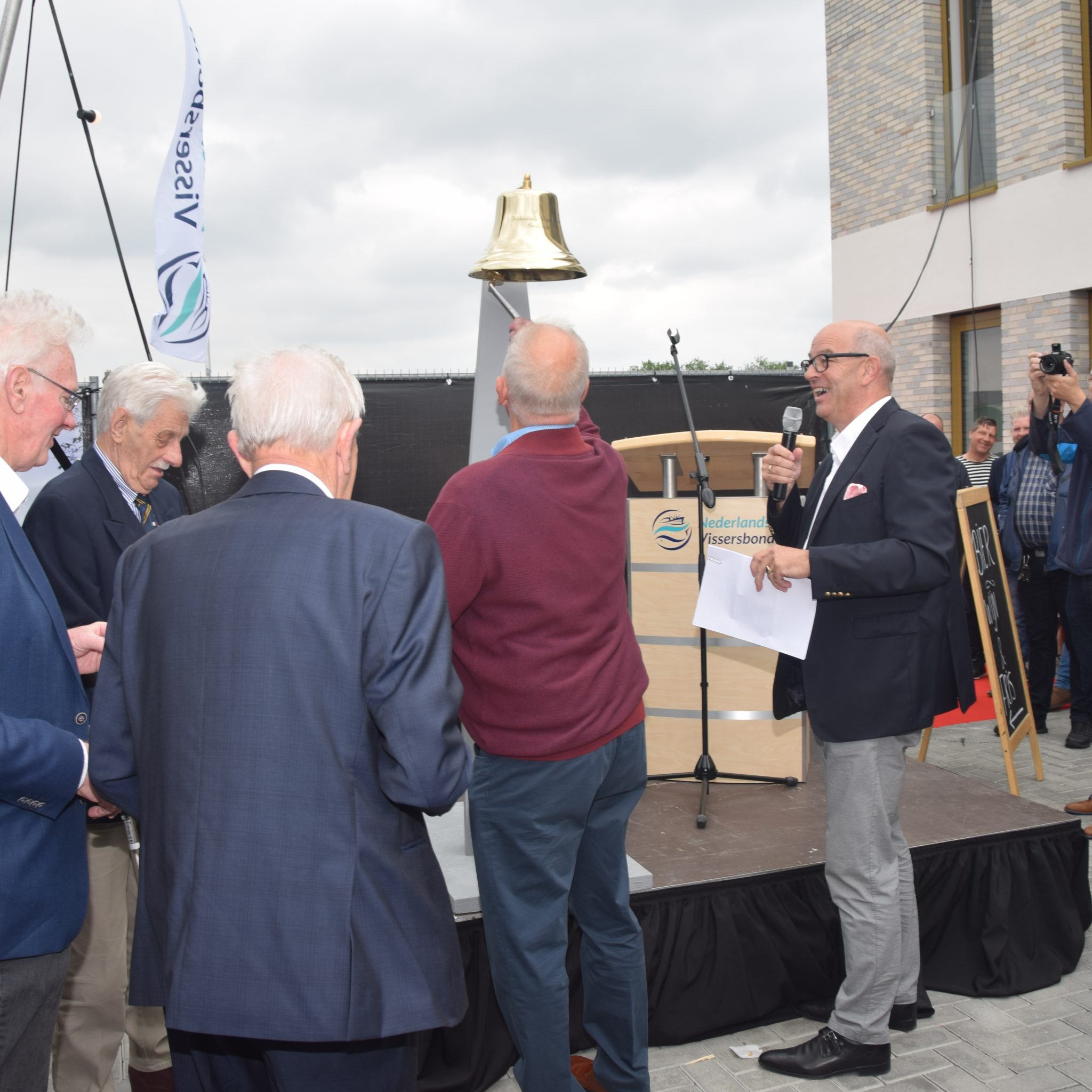 Vier ereleden luiden de klok van de Nederlandse Vissersbond, rechts voorzitter Johan Nooitgedagt. (Foto Dirk van der Meulen)