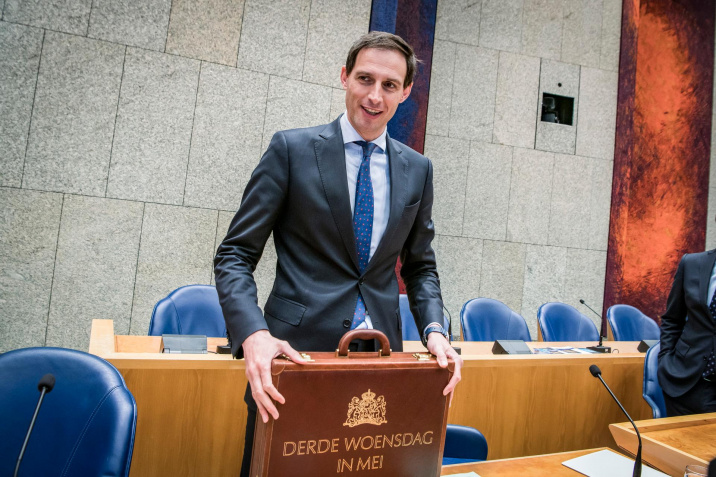 Minister Hoekstra met het ‘verantwoordingskoffertje’. (Foto Tweede Kamer)