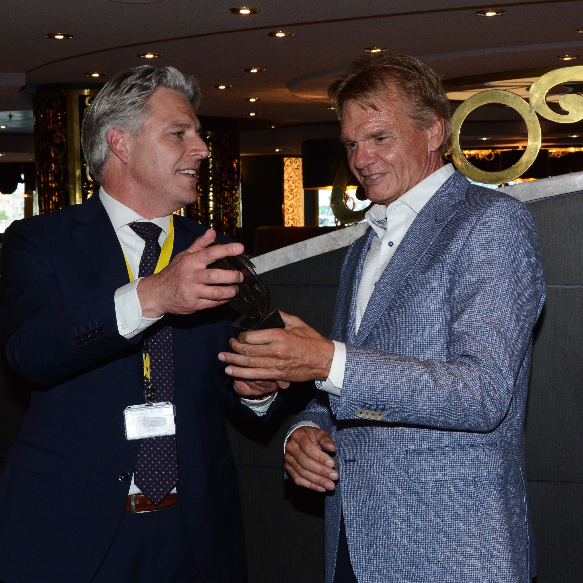 Vertrekkend MSC-topman Theo van Ravesteyn (rechts) ontving het boeganker als onderscheiding van het Havenbedrijf Rotterdam uit handen van Emile Hoogsteden, directeur Containers, Breakbulk and Logistics. (Foto HBR)