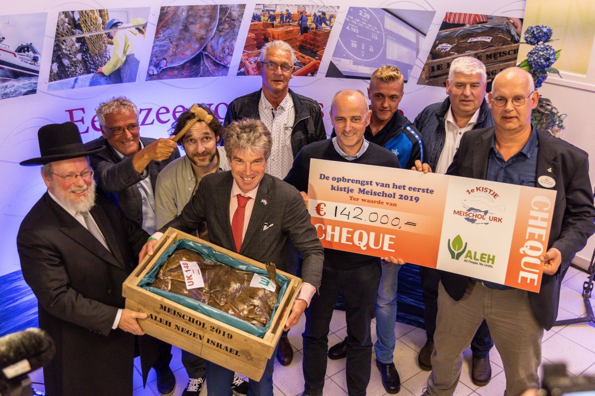 De feestelijke afronding van de veiling 1e Kistje Meischol met een cheque van 142.000 euro voor ALEH Negev. (Foto Stichting Visserijdagen Urk)