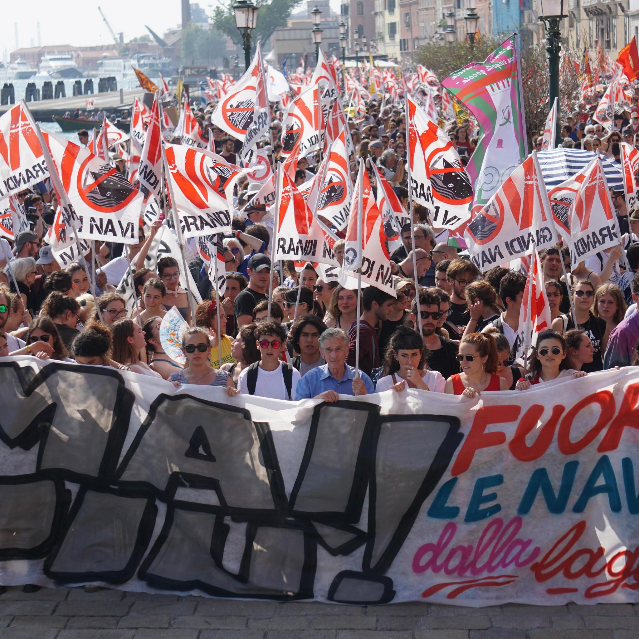 Een groot protest ‘No Grandi Navi’ tegen cruiseschepen in Venetië. (Foto Andrea Merola / EPA)