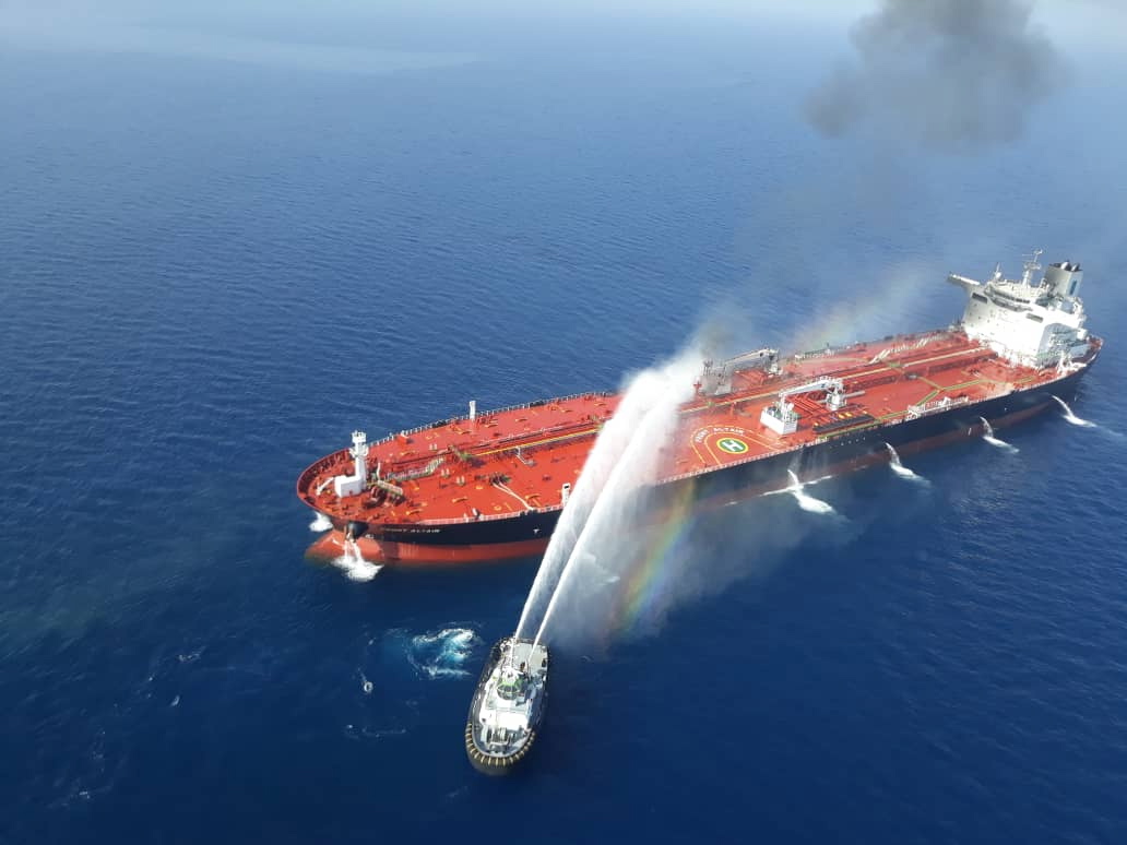 Een Iraans reddingsvaartuig blust 13 juni de brand na een aanval op de Noorse tanker Front Altair. (Foto EPA)