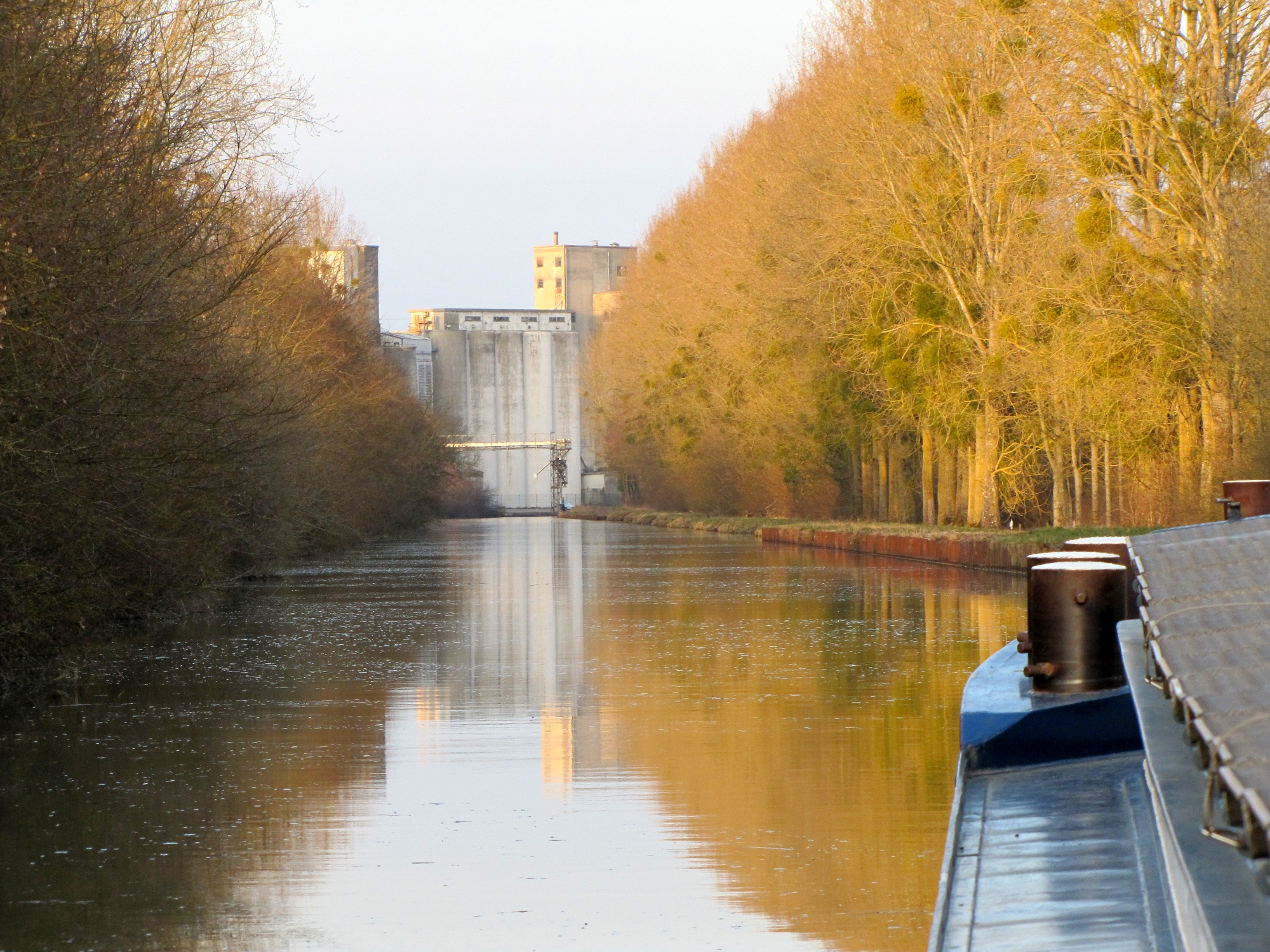 Langs het Canal des Ardennes staan veel silo's. Daarnaast vormt dit kanaal, dat de Maas met de Aisne verbindt, voor de bedrijfsvaart de kortste verbinding tussen de Champagnestreek en Zuid-Nederlandse laad- en losplaatsen. (Foto Annemarie van Oers) 