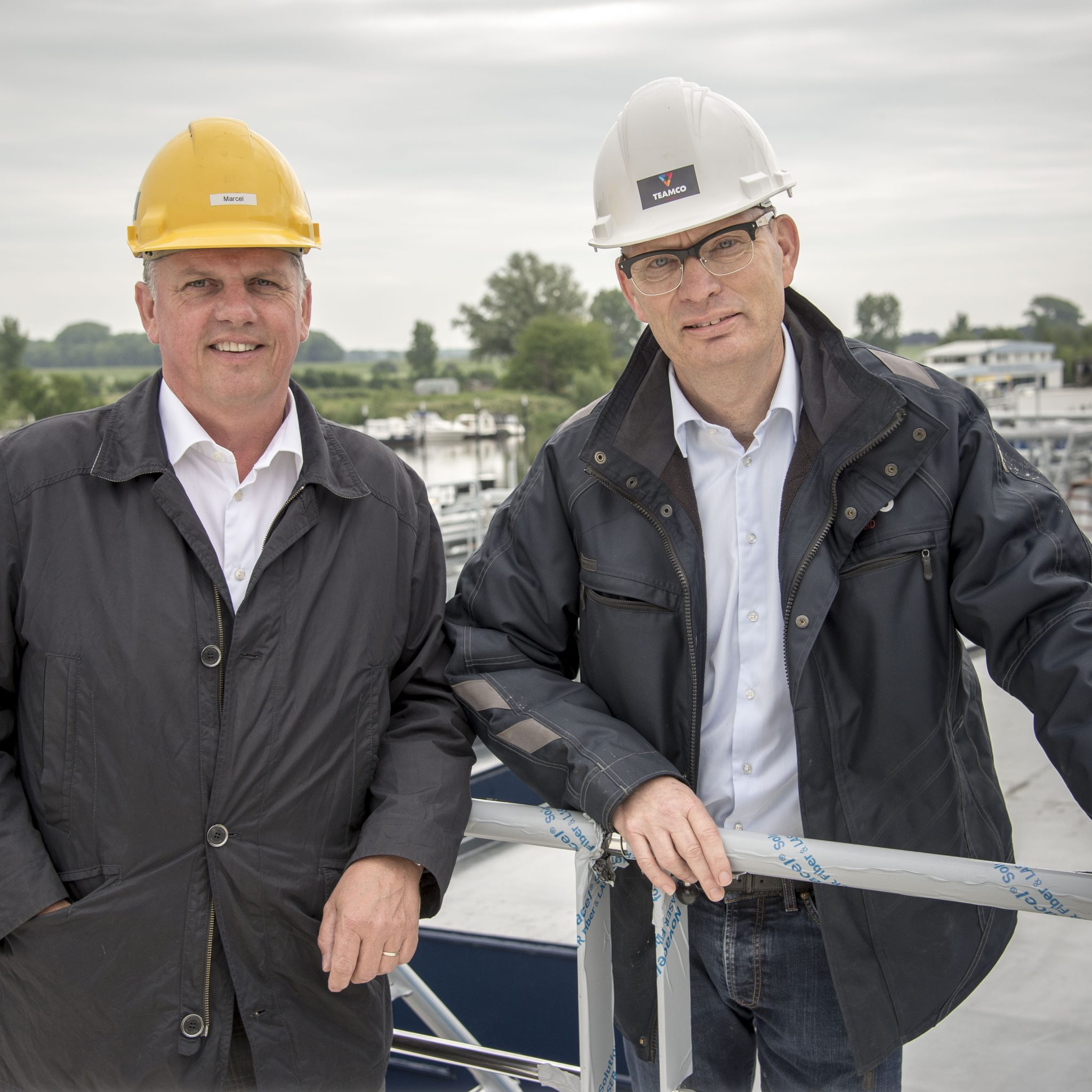 De twee directeur-eigenaren van TeamCo Marcel Zweers (links) en Gerrie van Tiem: 'Toen we 14 jaar geleden begonnen hadden we nog het idee dat we helemaal zonder eigen personeel wilden draaien.' (Foto Bart Oosterveld)