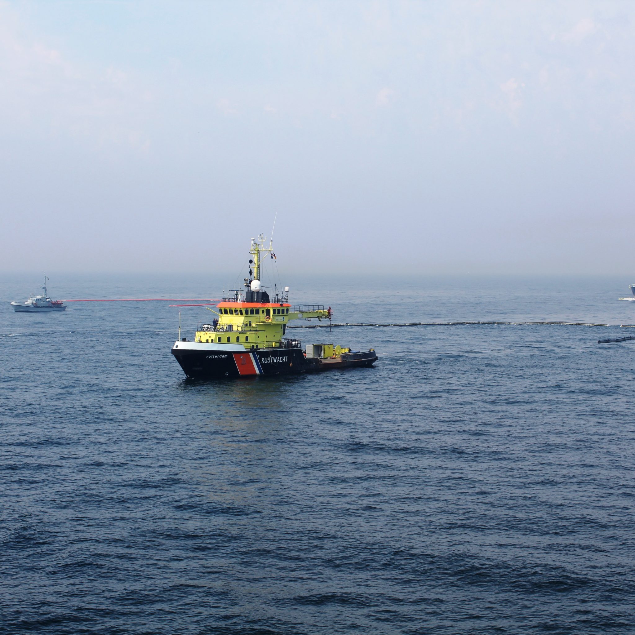 Een deel van de internationale vloot die meedeed aan de oefening bij Helgoland, voorop het Nederlandse kustwachtvaartuig Rotterdam. (Foto Havariekommando)