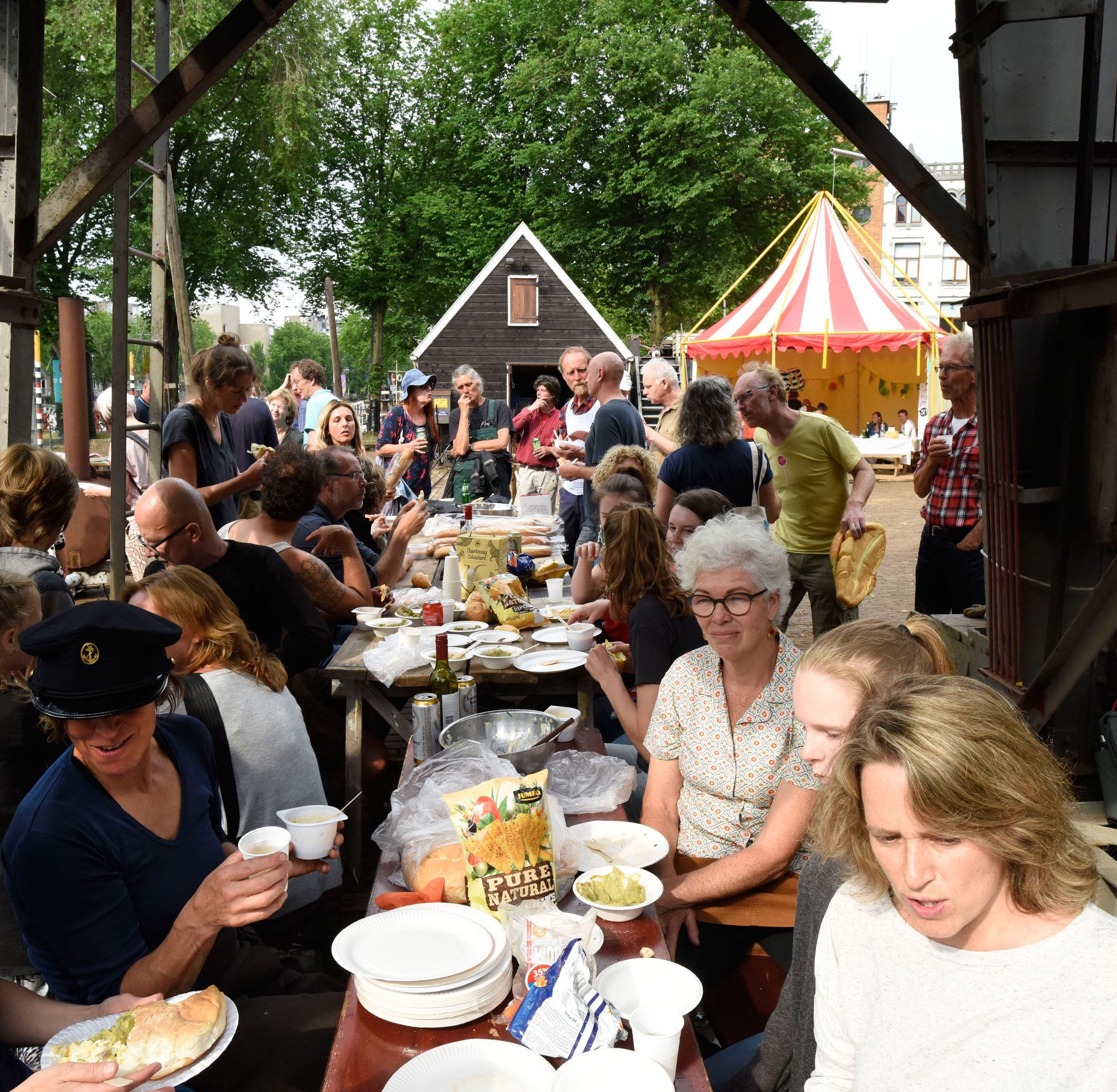 Eten, workshops en muziek lokten veel mensen naar de Manifestatie Koningspoort, een actie van Rotterdamse schippers voor behoud van de werf. (Foto Bart Lahr)