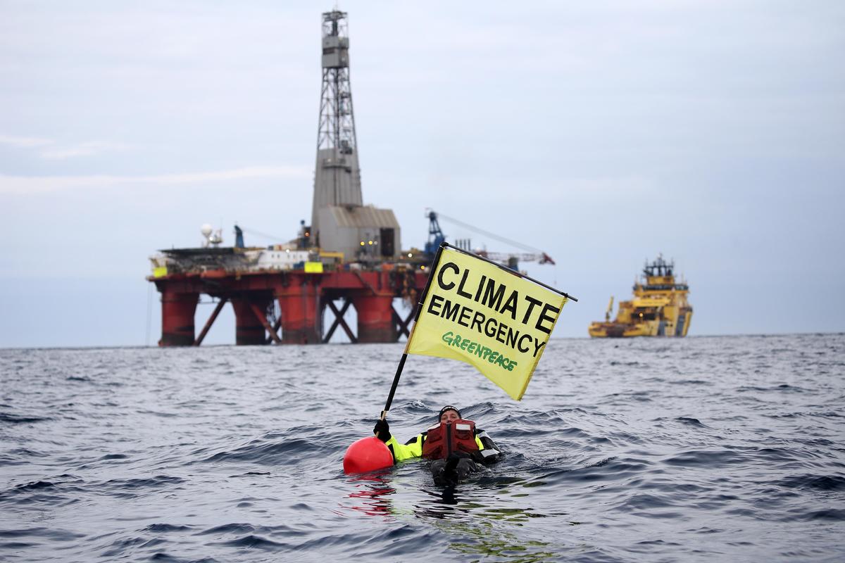 Greenpeace campaigner Sarah North te water bij BP-booreiland. (Foto Greenpeace)