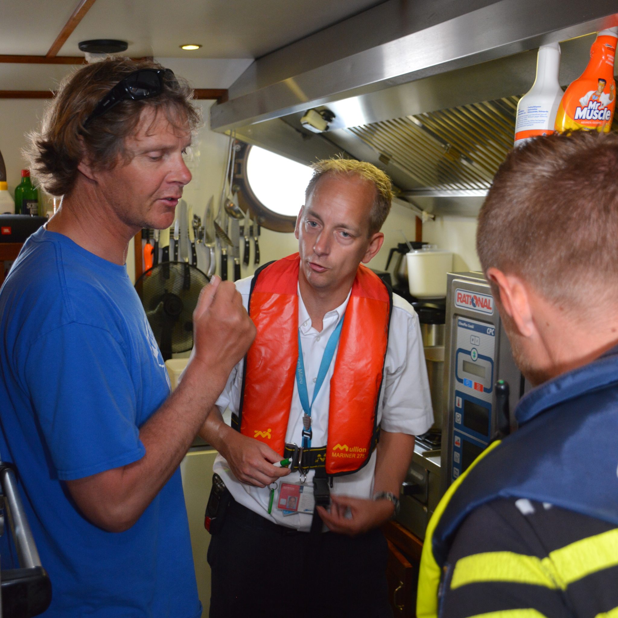 Thom Bijkersma (midden) is best te spreken over de kombuis van het ‘Wapen fan Fryslân’. Links schipper Erik van Aken. (Foto Gijs van Hesteren)