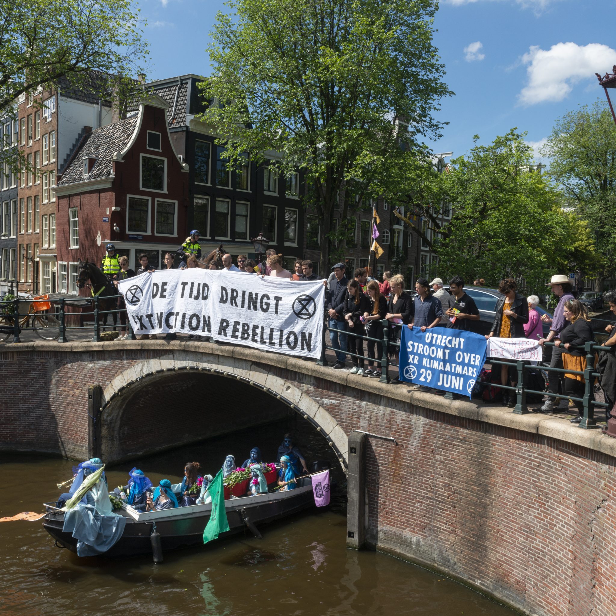 De actiegroep Extinction Rebellion organiseerde zondag 16 juni een begrafenisstoet over de grachten van Amsterdam, als symbolische rouw om de gevolgen van de klimaatontwrichting. (Foto Sabine Joosten / Hollandse Hoogte)