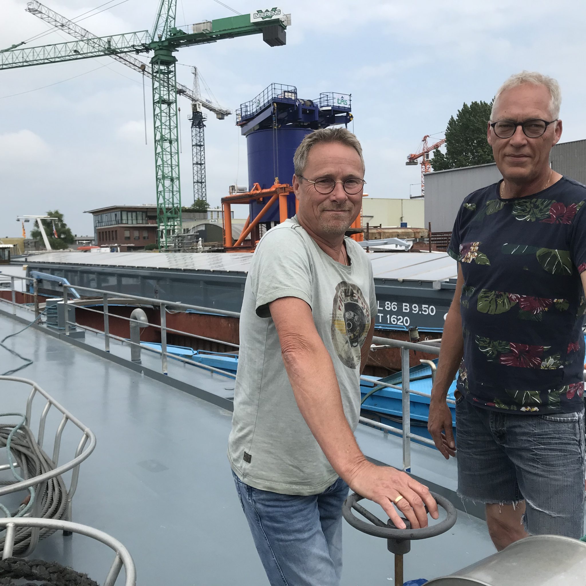 Henk den Ouden (links) en Jan Muurling aan boord van de Sanne. Ze komen beiden uit een schippersfamilie, maar hun eigen kinderen zijn niet gaan varen. (Foto Hannie Visser-Kieboom)