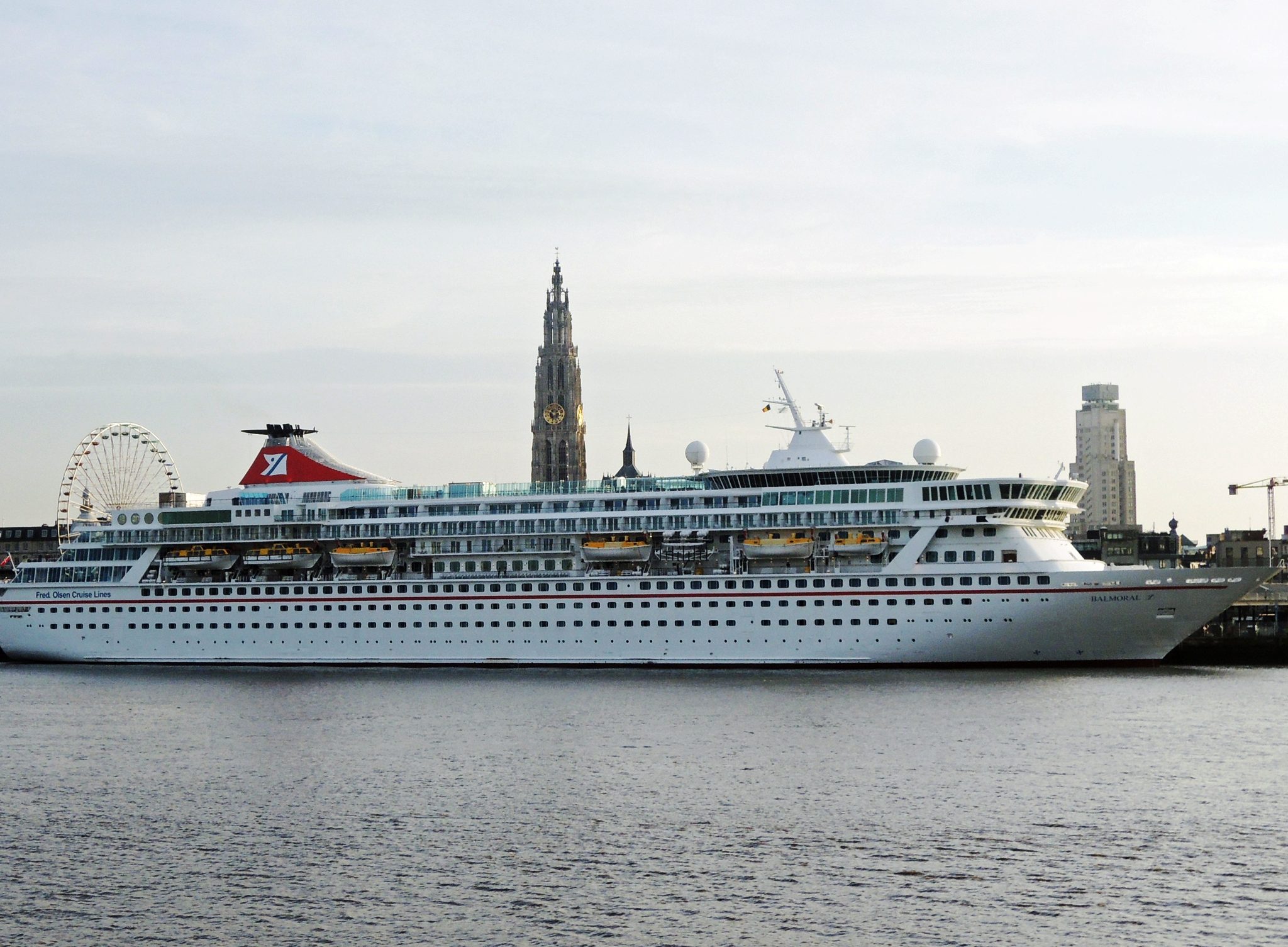 Het cruiseschip Balmoral van rederij Fred Olsen Cruise Lines afgemeerd aan de Scheldekade in Antwerpen met op de achtergrond de toren van de OLV-kathedraal. (Foto Willy Henderikx)