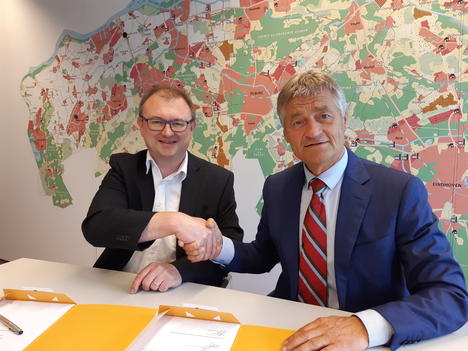 Hendrik-Jan van Engelen van MCA Brabant (l) en Leo Kemps van LCB hebben de overeenkomst getekend tussen de twee organisaties. (Foto MCA / LCB)