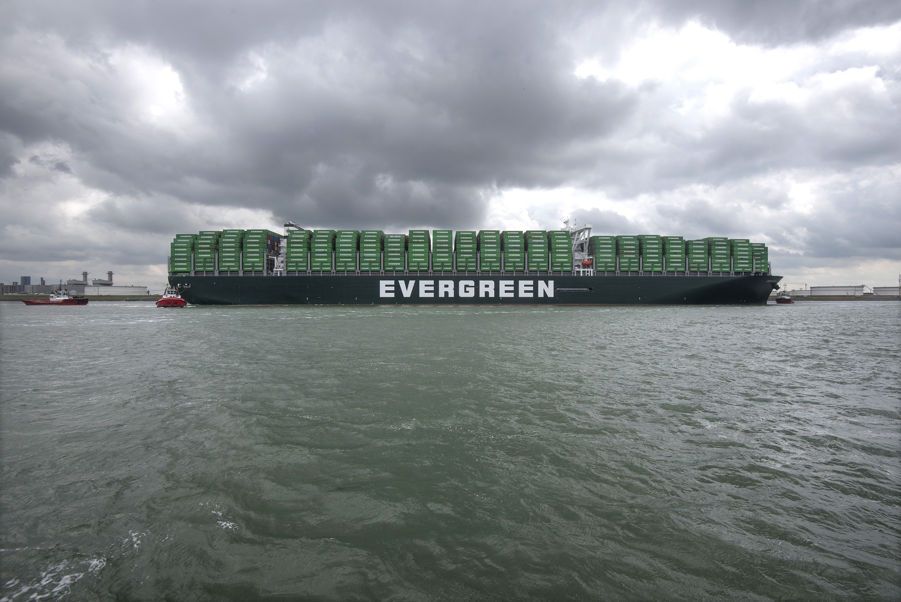 Aankomst van de 'groene' Ever Glory in Rotterdam. (Foto Ries van Wendel de Joode/HBR)