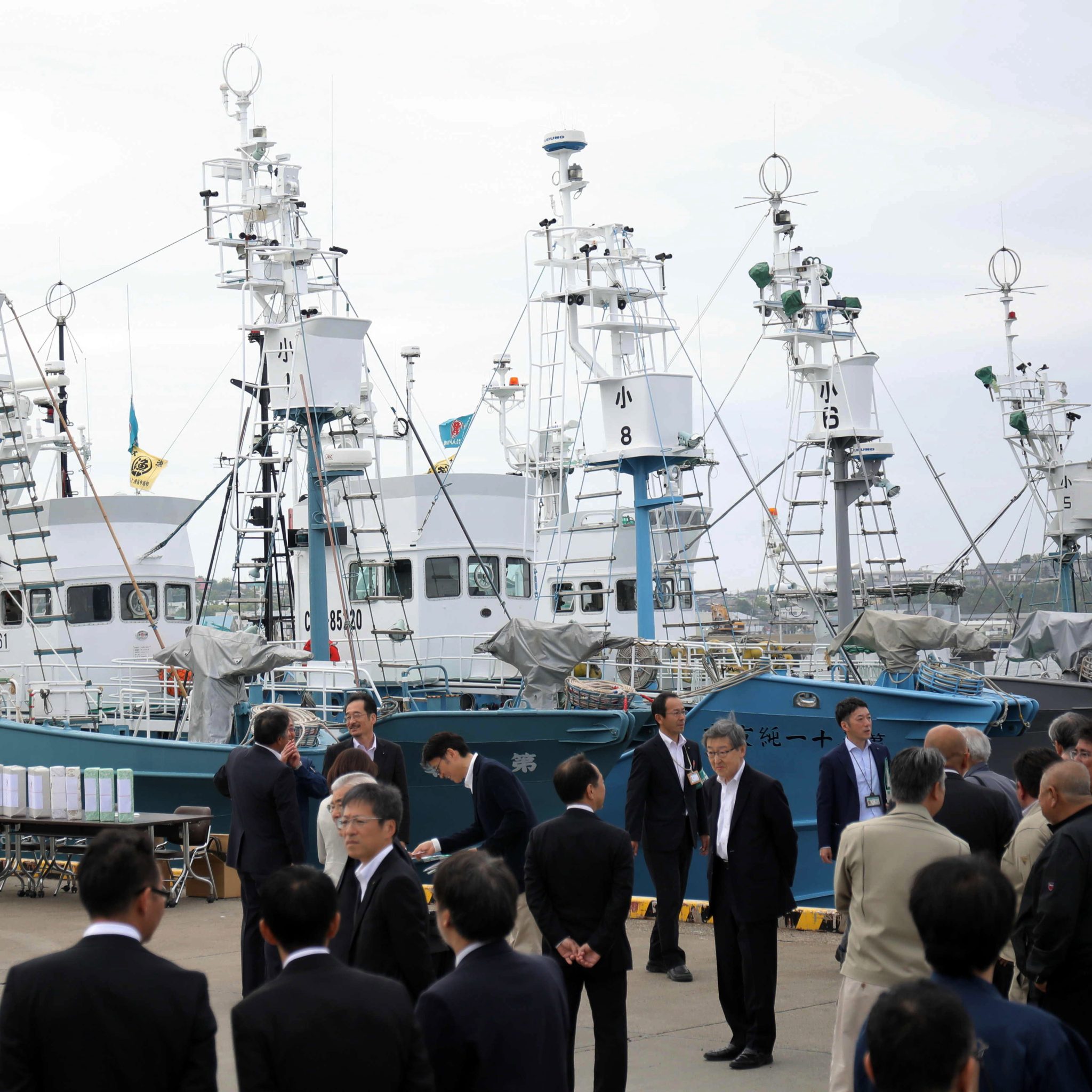 Officials van het Japanse visserijagentschap en de visindustrie bij het vertrek van de eerste commerciële walvisvaart in 30 jaar. (Foto Jiji Press / EPA)