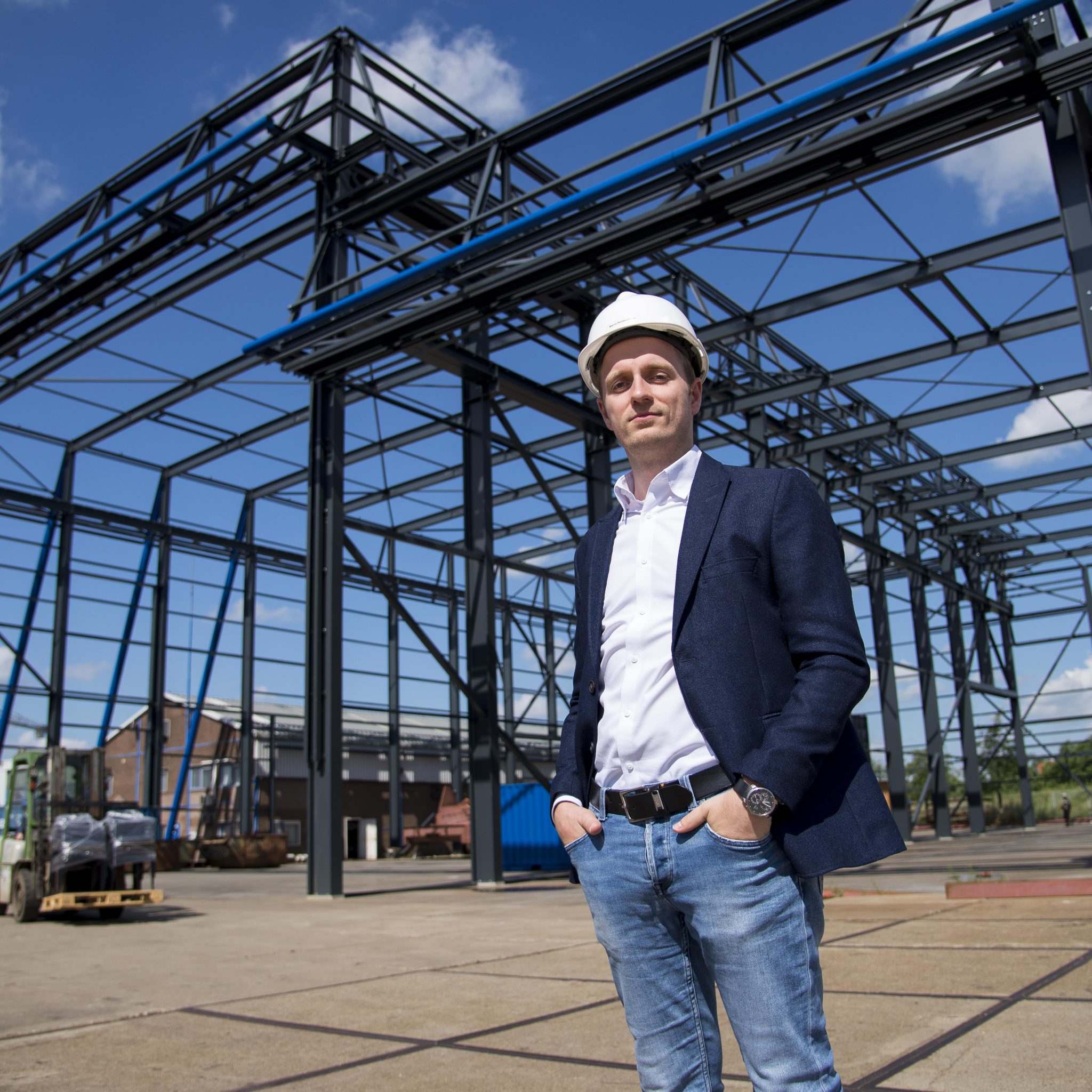 Commercial manager Marco Hoogendoorn voor de nieuwe hallen in aanbouw in Hardinxveld-Giessendam. (Foto Bart Oosterveld)