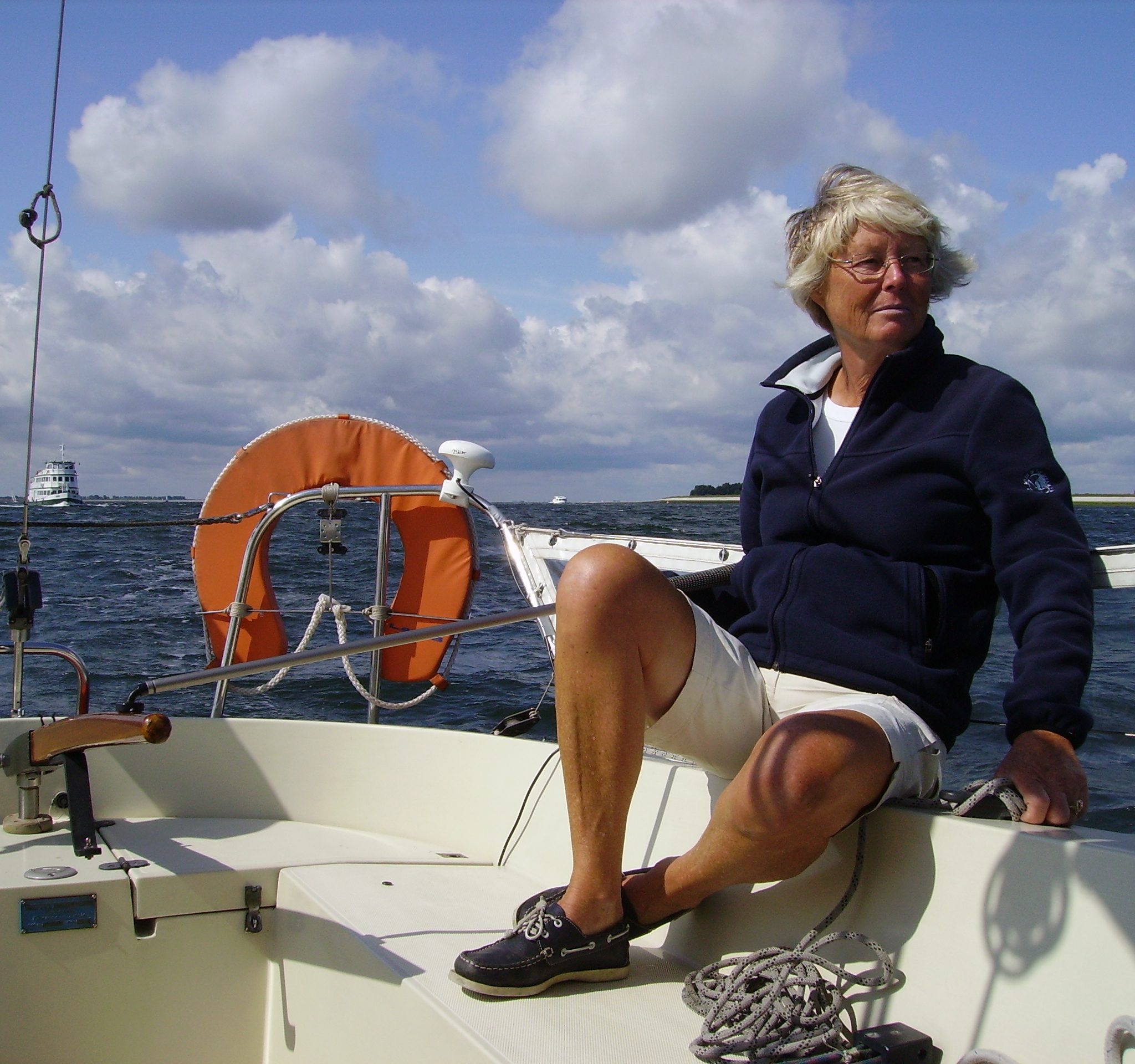Willy van der Eijck-Mol groeide op aan de Kaag. Daar werd ook duidelijk dat ze ‘iets met bootjes wilde doen’. Ze zeilt nog altijd graag.  (Foto familiecollectie)