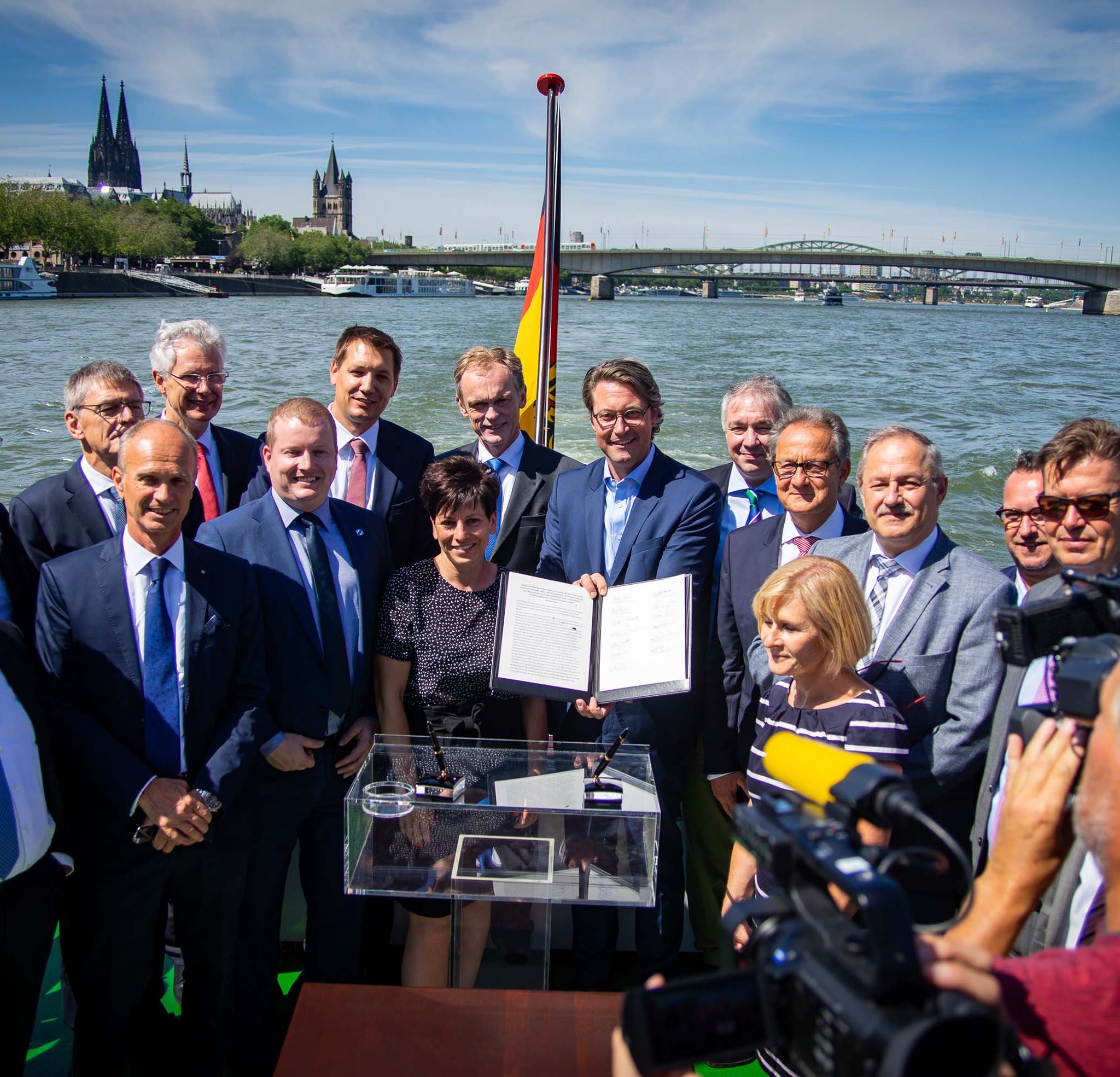 De Duitse transportminister Andreas Scheuer ondertekende het actieplan ‘Laagwater Rijn’ vorige week op het ms Mainz in Keulen. (Foto Bundesministeriums für Verkehr und digitale Infrastruktur)