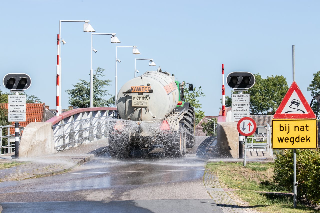 De brug in Stroobos is één van de bruggen over het Prinses Margrietkanaal die koel en bedienbaar worden gehouden. (Foto: De Vries Media)