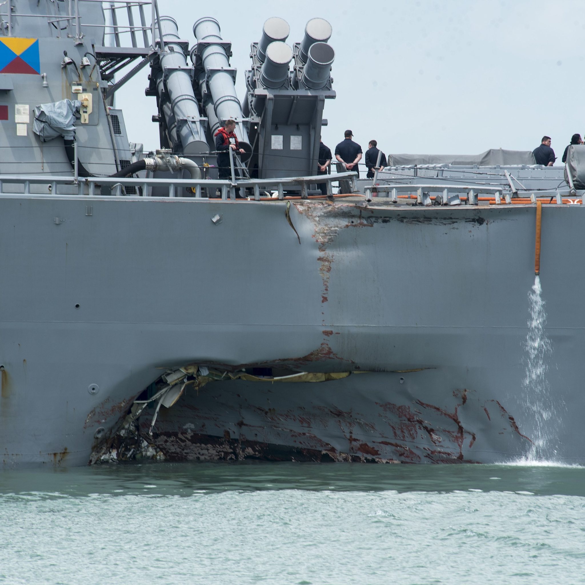 Schade aan de USS John S. McCain. (Archieffoto US Navy, 21-8-17, Singapore)