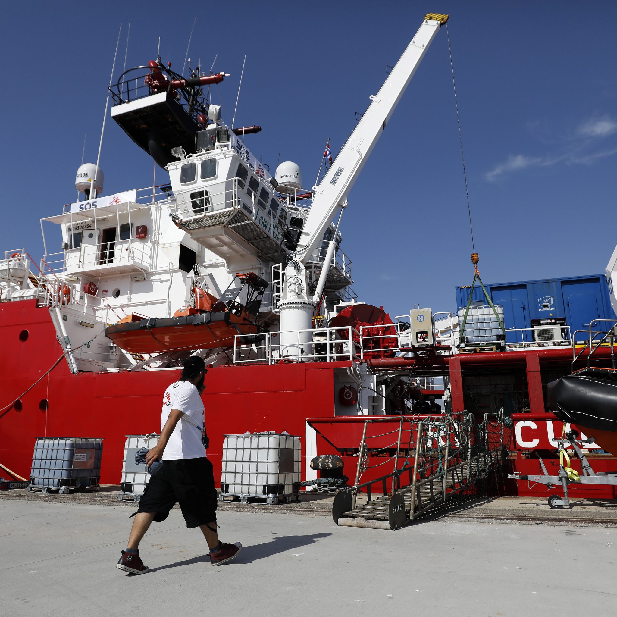 De Ocean Viking van SOS Méditerranée en Artsen zonder Grenzen kort voor vertrek uit Marseille. (Foto EPA / Sebatien Nogier)