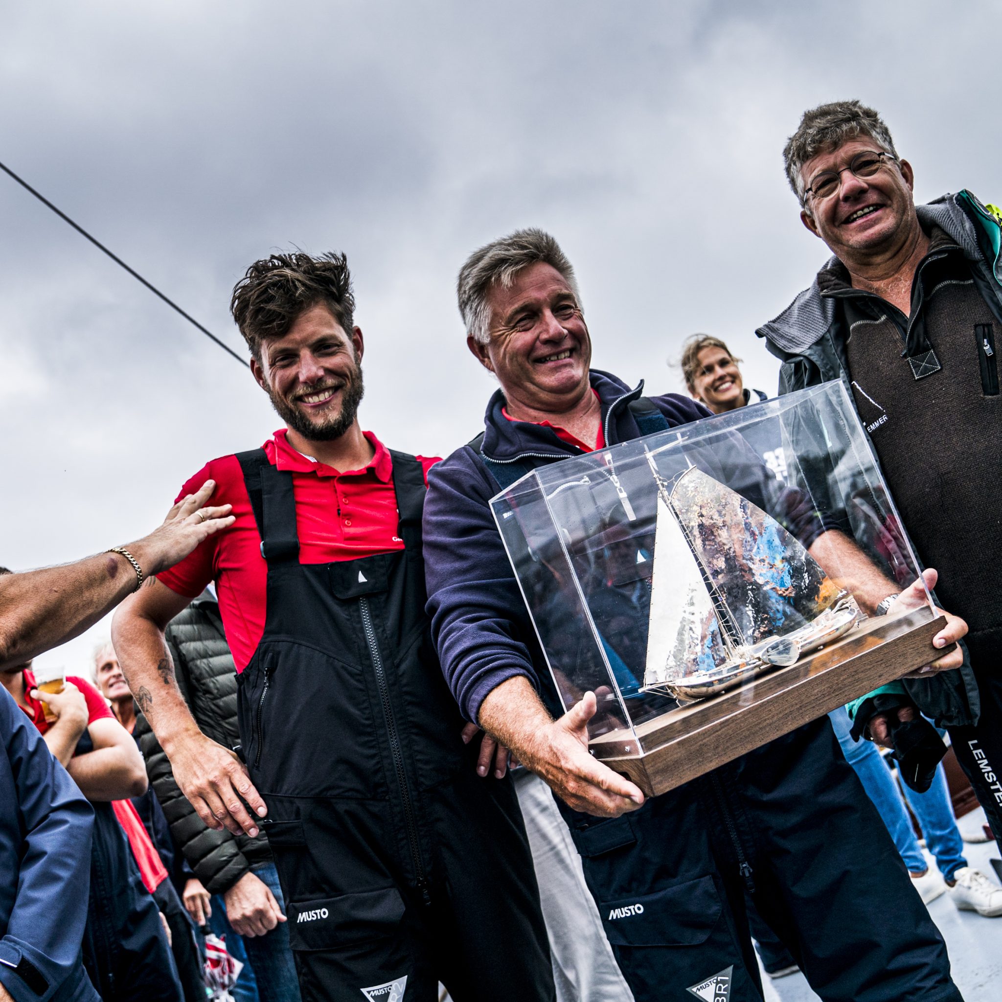 Het eindpodium van het SKS kampioenschap 2019: Sytze Brouwer (Heerenveen), klassementswinnaar Douwe Azn. Visser (Grou) met het Sulveren Skûtsje en Albert Jzn. Visser (Lemmer). (Foto Siese Veenstra / ANP)