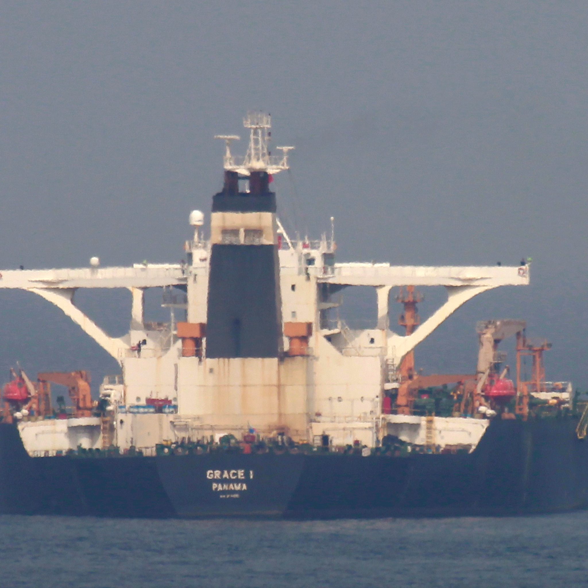 Gibraltar laat de Iraanse supertanker Grace 1 gaan. (Foto EPA / A. Carrasco Ragel)