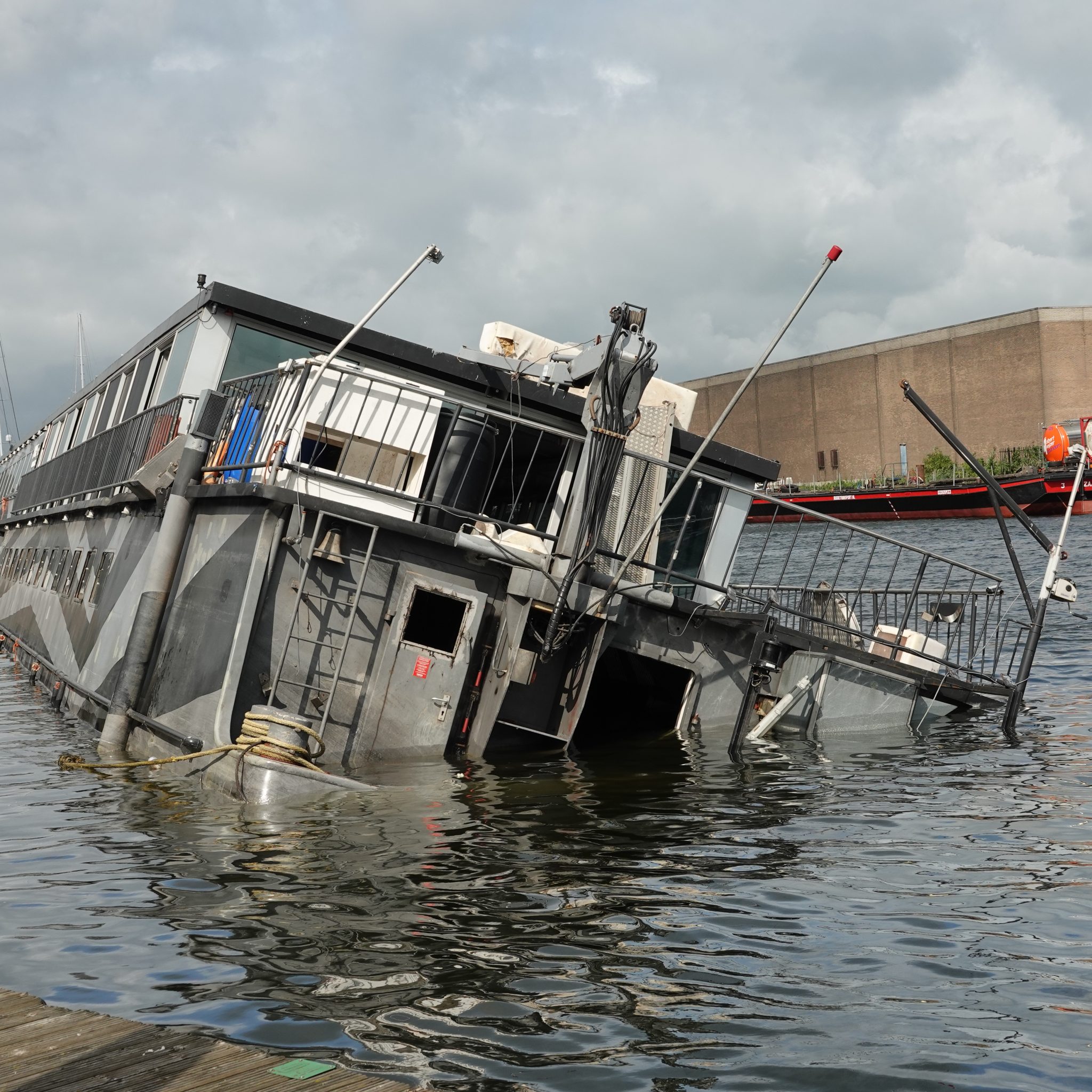 De Pure Liner 2, nog niet gerepareerd na een incident bij Keulen-Niehl, opnieuw afgeborreld in Zaandam. (Foto AS Media)