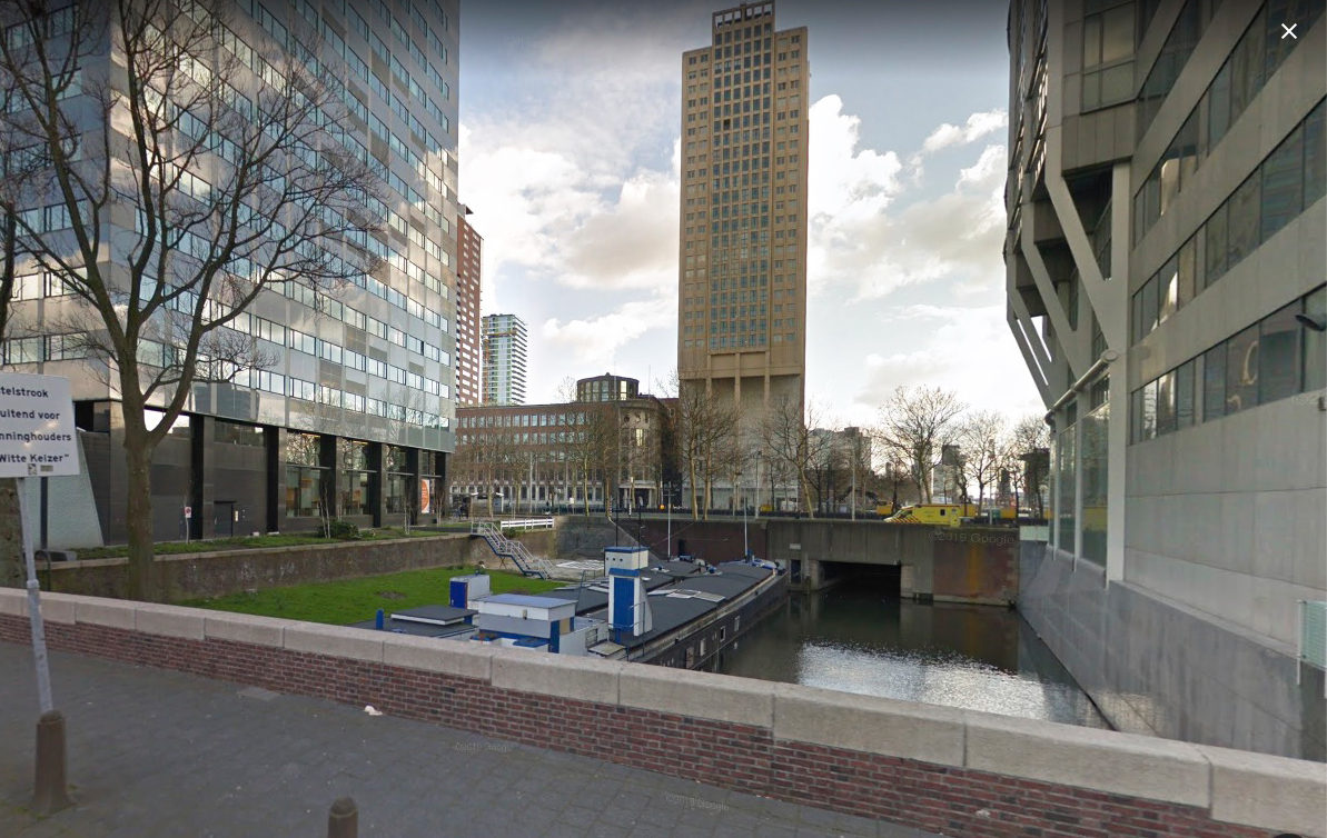 De twee tot restaurant omgebouwde Belgische spitsen in de Leuvekolk in Rotterdam. (Foto Google Maps)