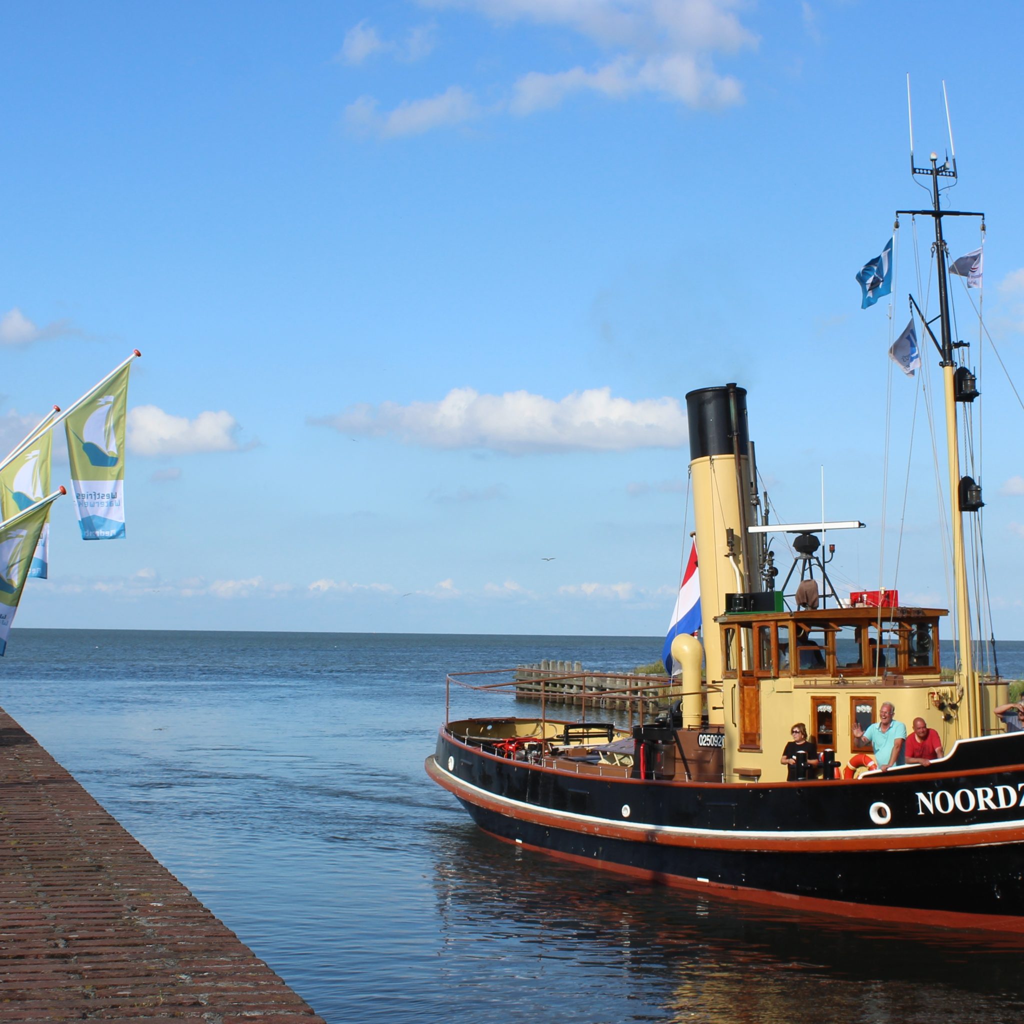Binnenkomst van de stoomsleepboot Noordzee in Medemblik. (Foto PAS Publicaties)     